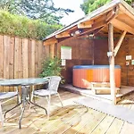 Bridge House With Private Hot Tub, Дом отдыха