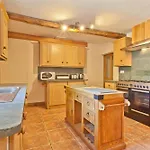 Bridge House With Private Hot Tub, Дом отдыха *