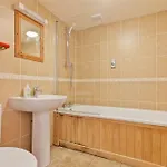 Bridge House With Private Hot Tub, Дом отдыха *