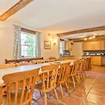 Bridge House With Private Hot Tub, Дом отдыха