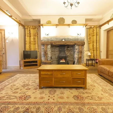 Bridge House With Private Hot Tub, Конистон