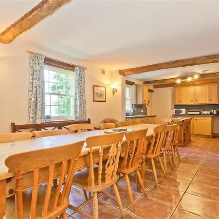 Bridge House With Private Hot Tub, Prázdninový dům