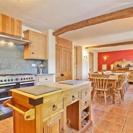 Bridge House With Private Hot Tub, Tatil Evi *