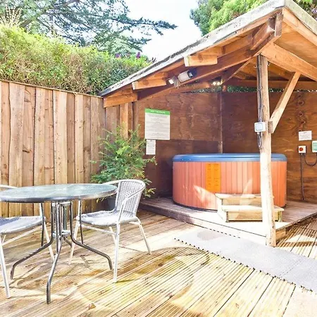 Bridge House With Private Hot Tub, Holiday home