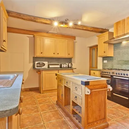 Bridge House With Private Hot Tub, Tatil Evi *