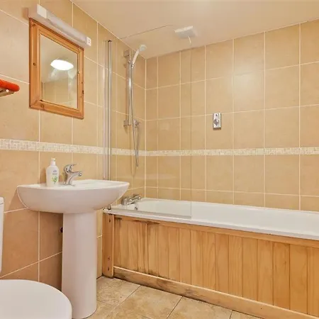 Bridge House With Private Hot Tub, Tatil Evi *