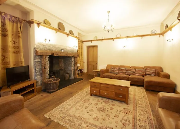 Bridge House With Private Hot Tub, Дом отдыха