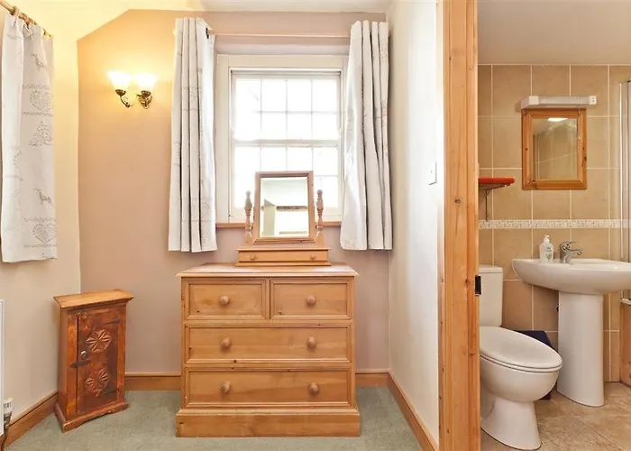 Bridge House With Private Hot Tub, Конистон