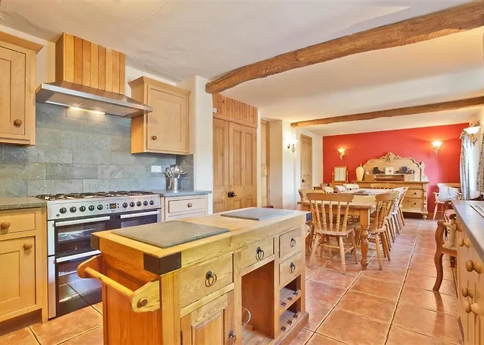 Bridge House With Private Hot Tub, Дом отдыха *