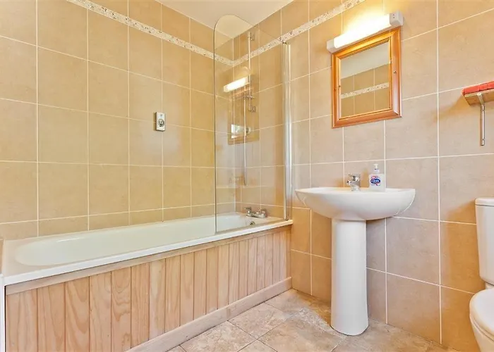 Bridge House With Private Hot Tub, Конистон