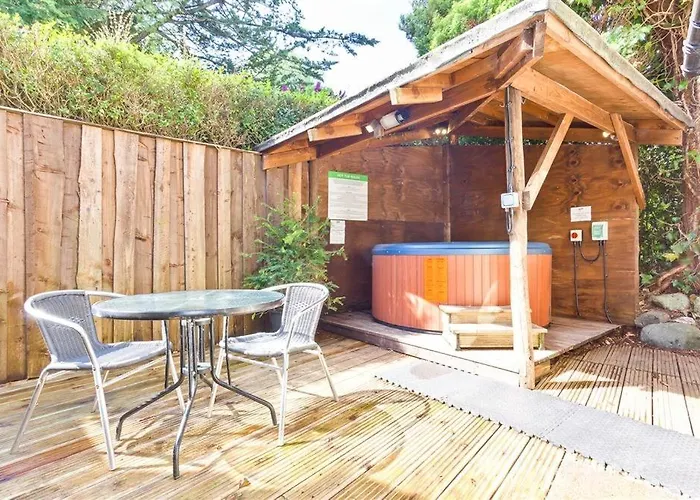 Bridge House With Private Hot Tub, Дом отдыха