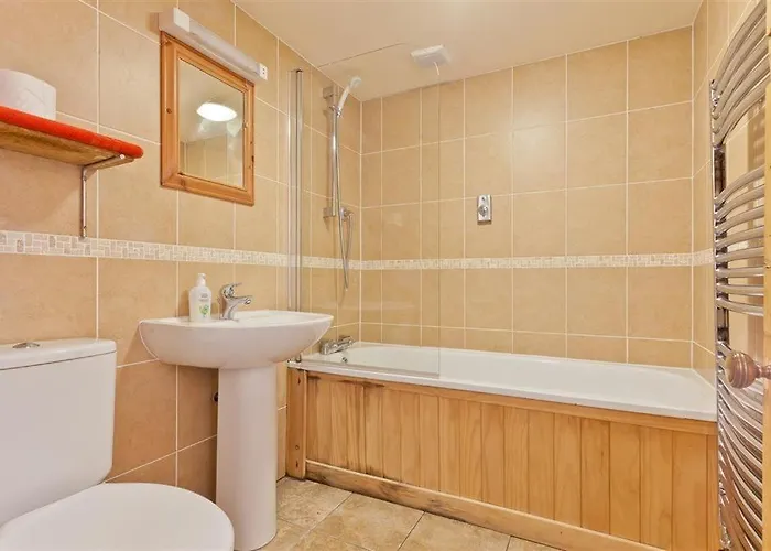 Bridge House With Private Hot Tub, Дом отдыха *